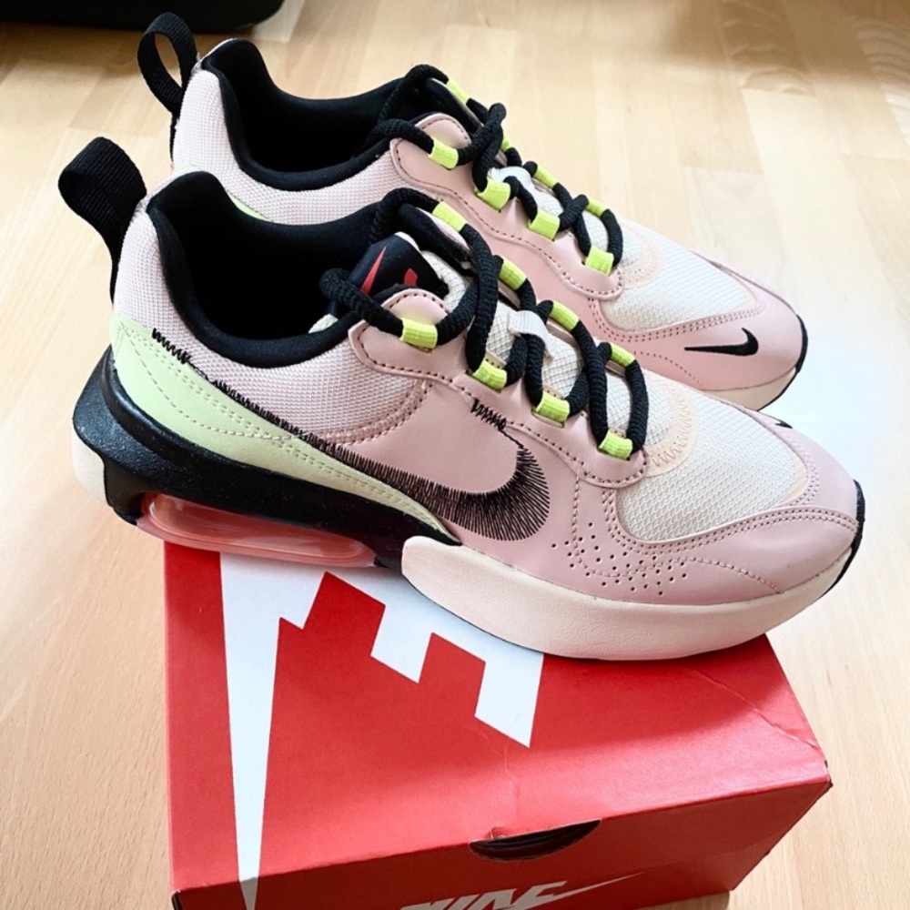 Nike Wmn’s Air Max Verona in Guava Ice